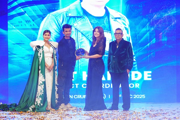 Award recognition from Hina Khan